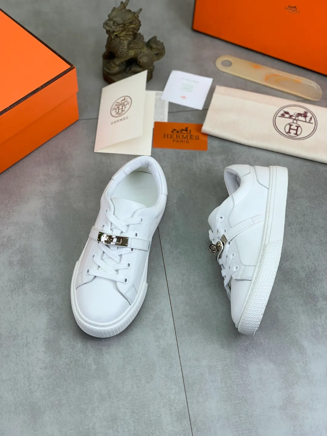 Men's men's shoes 💰P640 New Hermes top version Hermès classic couple style #𝐊𝐞𝐥𝐥𝐲 buckle casual white shoes skateboard shoes that will not conflict with shoes at all. Full of unknowns, Hermès rarely produces flat casual shoes and they are paired with classic palladium-plated Kelly shoe buckles! You'll fall in love with it at first sight. It's super versatile and can be worn with any skirt or pants. 🉑️Close your eyes and wear it. It's super noble. Fabric: Specific cowhide/canvas material. Lining: Sheepskin lining. Outsole: Original molded TPU outsole. Size: 35-45.